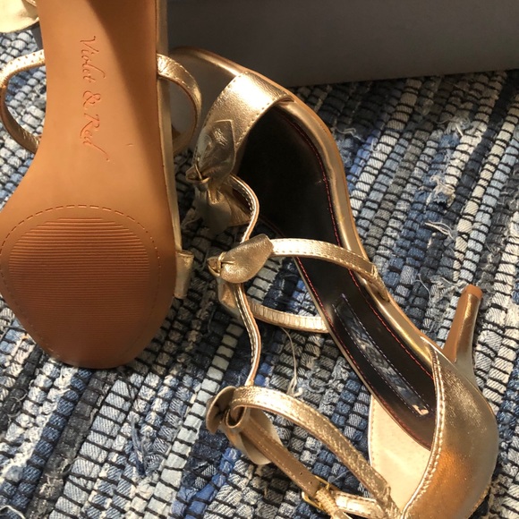 Beautiful bow front gold heals - Picture 4 of 8